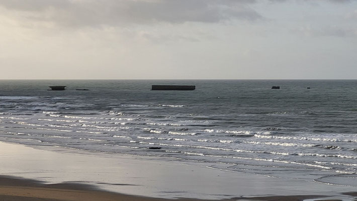 Schwimmboxen von 1944 als Wellenbrecher für künstlichen Hafen