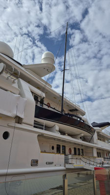 eine Segelyacht an Bord