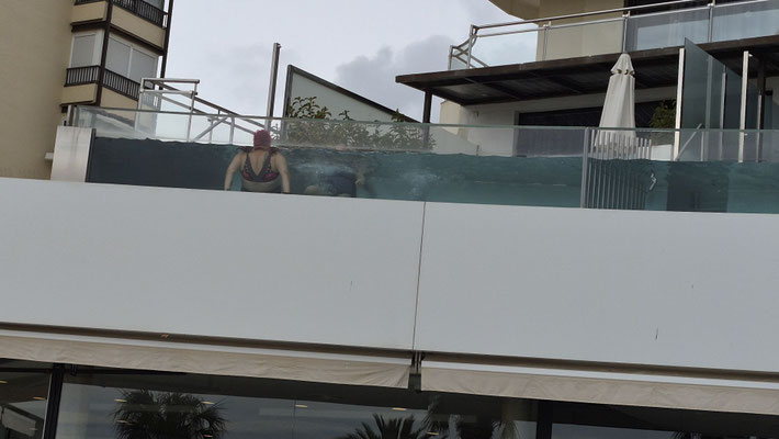 Hotel mit Terassenpool, 1 Meter breit