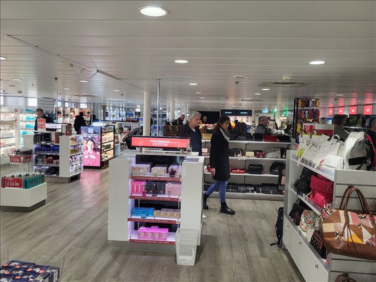 Beim shoppen auf der Fähre