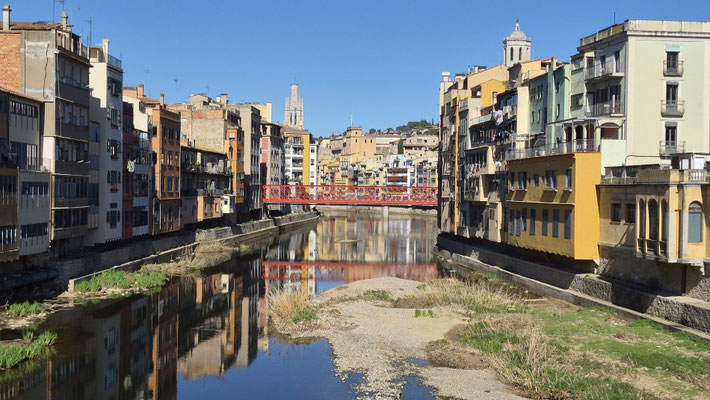 bunte Häuserfronten Girona