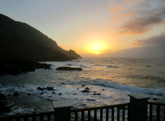 sonnenuntergang-blick-von-einer-terrasse-an-der-felskueste