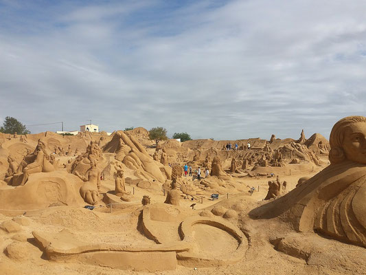 "Sand City" ist die größte Sandskulpturen Ausstllung in der Welt. Entfernung 6 Kilometer.