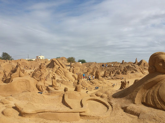 Sand City, verdens største utstilling av sandskulpturer. 6 km unna.