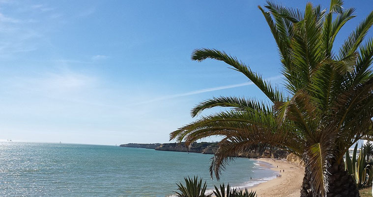 Schöner Blick an die Klippen von der Strandpromenade in Armação de Pêra.