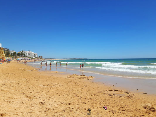 Der Hauptstrand in Armação de Pêra.