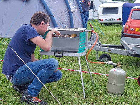 Gourmet-Grillen können andere, bei uns muss das erstmal im Gras liegen!