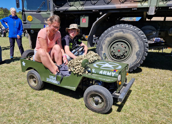 Der wäre mit wenigen Handgriffen auch zum Moke umzubauen, lief mit Motor!!