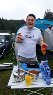 Ein seltener Moment ohne Kappe und trocken aber anziehen kann er sich nicht, siehe T-Shirt... 