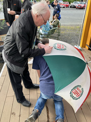 ... für ein Autogramm auf dem ollen Schirm!! ;)))