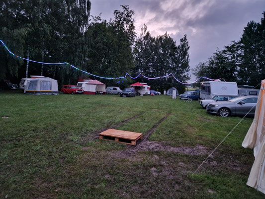 Sumpfland mit Tanzplattform.