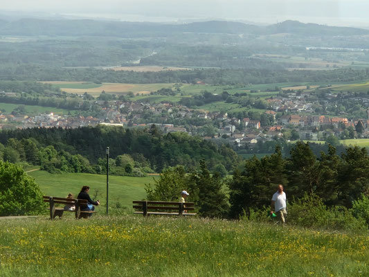 Der König führt die Familie über die Ländereien