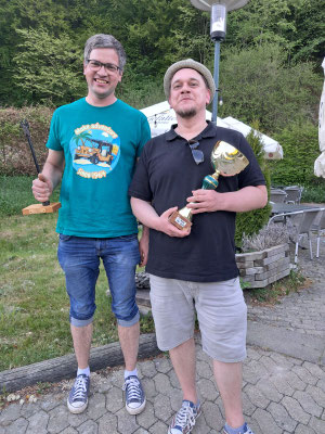 Wanderpokal für Samu, ich nehm den hässlichsten-schönsten Pokal der Ori-Geschichte an mich! Mehr Stolz kann ich nicht austrahlen! ;) 