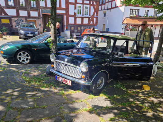 2 Minis und 4 Minifahrende vor Ort...