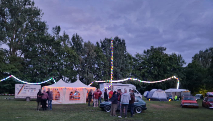 Golf und Partyzelt in der Dämmerung.