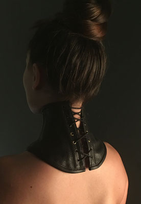 Corset de cou en cuir / Photographe : Coralie dans le studio d'Aérien Ploo 