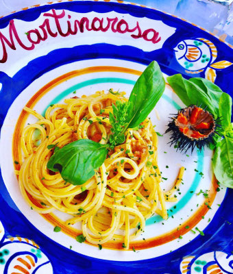 Cucina tradizionale (spaghetti con ricci di mare) presso il ristorante Martinarosa a Forio
