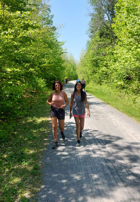 Isabelle et Isabelle qui marchent vers Prévost