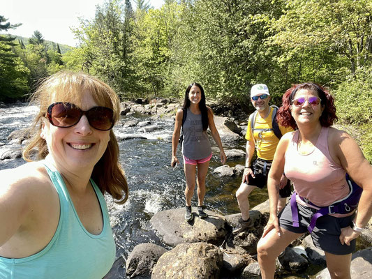 De joyeux marcheurs en bordure de la rivière du nord