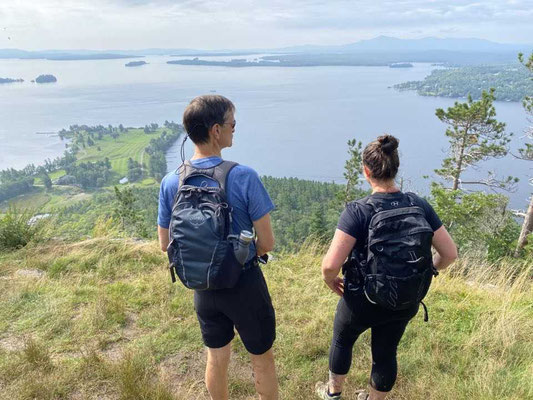 Alexandrine et Claude devant la beauté de Moosehead Lake en haut de Kineo