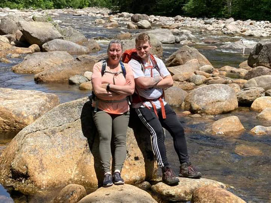 Une mère avec son fils en bordure de la ''East River''