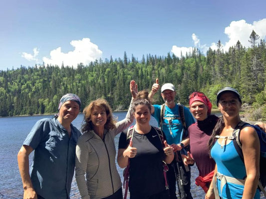 Le sourire de nos participants dans le sentier menant en haut de ''Le Carcan''