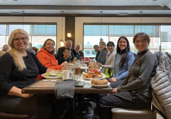 L'ensemble du groupe au brunch d'après-randonnée