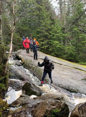 Oh, il faut traverser ce ruisseau un après l'autre