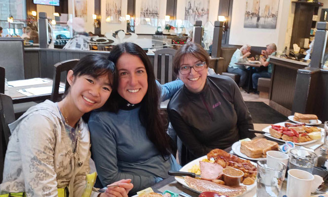 An Hoà Élizabeth, Isabelle et Nancy au brunch