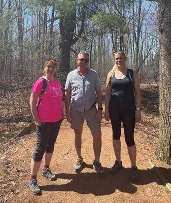 Nathalie, Yvon et Sylvie qui terminent un projet de marche