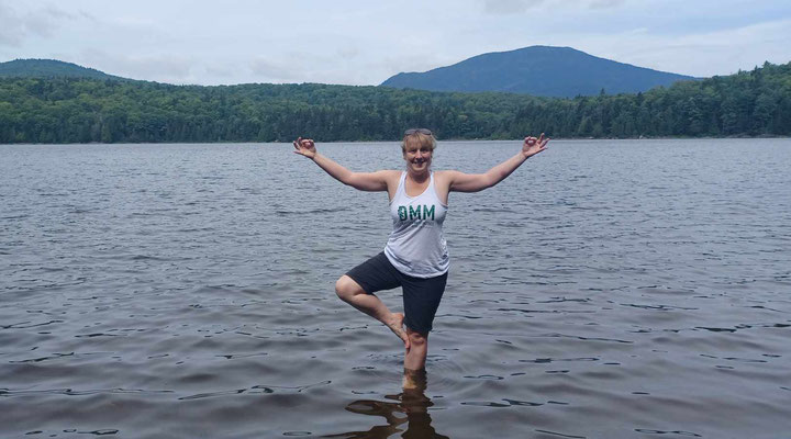 Un mouvement de yoga de Nathalie dans le lac Big Moose