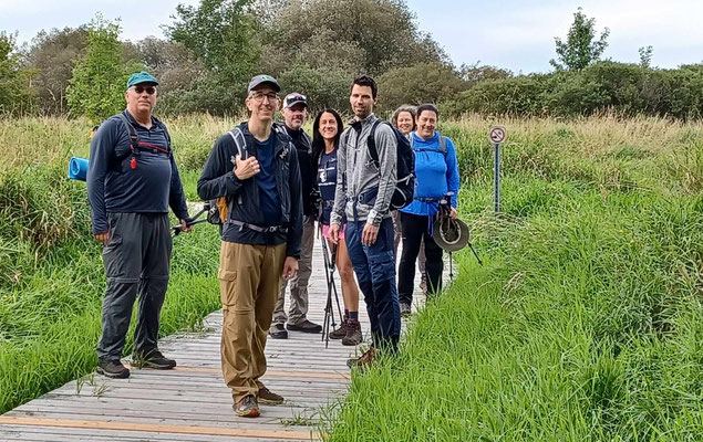 En marchant sur le marais recouvert d'un trottoir de bois