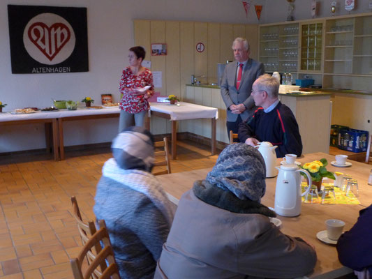 Hedda Kagelmacher ( 1. Vorsitzende ) und Holm Sternbacher ( Bezirksbürgermeister ) begrüßen die Anwesenden.