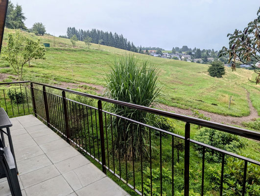 Balkon mit toller Aussicht in die Natur und zum Spielplatz 