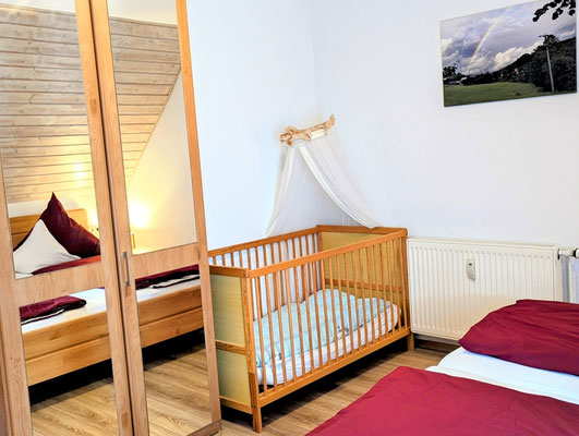 Gitterbett im Elternschlafzimmer 