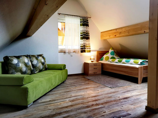 Oberes (Kinder-)Schlafzimmer mit komfortabler Schlafcouch 140/2m