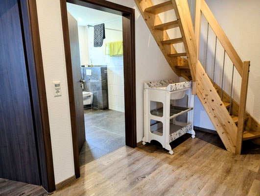Flur mit Treppenaufgang zum oberen Schlafzimmer (schmale Treppe)