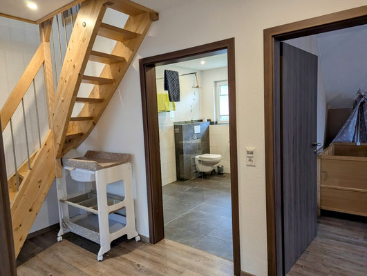 Flur mit Treppenaufgang zum oberen Schlafzimmer (schmale Treppe)