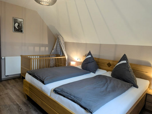 Elternschlafzimmer mit Gitterbett 