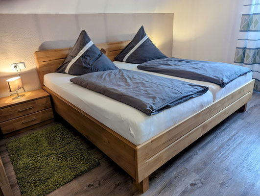 Elternschlafzimmer mit Gitterbett 