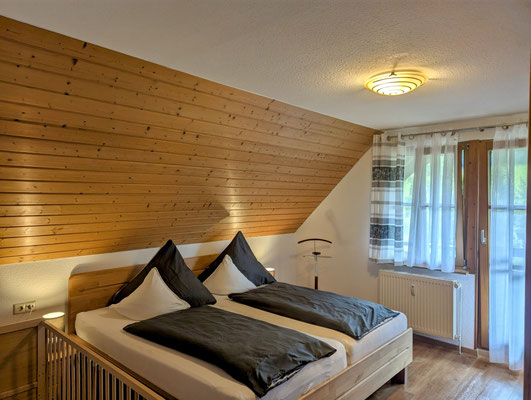 Elternschlafzimmer mit Gitterbett 