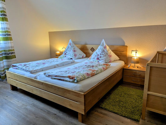 Elternschlafzimmer mit Gitterbett 
