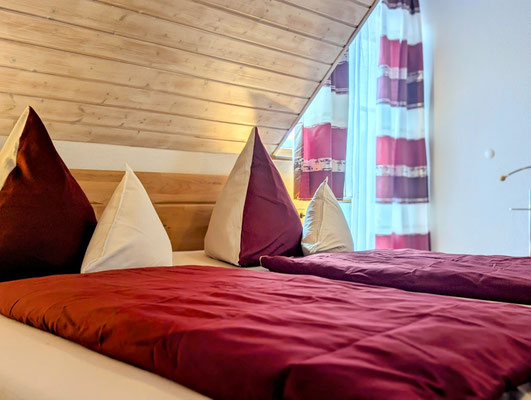 Elternschlafzimmer mit Gitterbett 