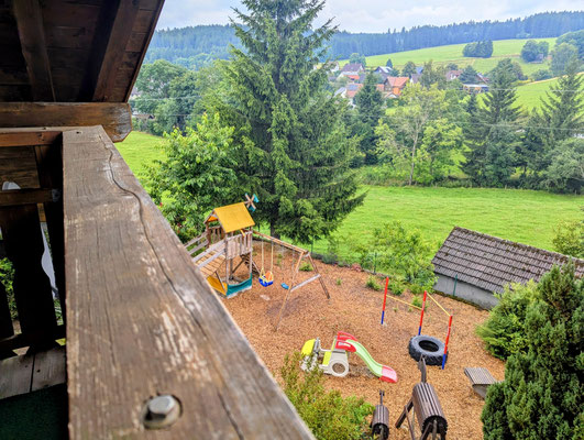 Balkon mit Blick auf den Spielplatz und in die idyllische Landschaft 