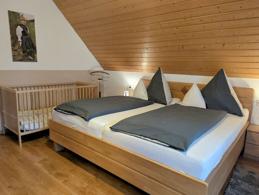 Elternschlafzimmer mit Gitterbett 
