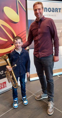 Sebastian mit seinem Lehrer Manuel Wibmer, Euphonium/Tenorhorn AG B, 1. Preis
