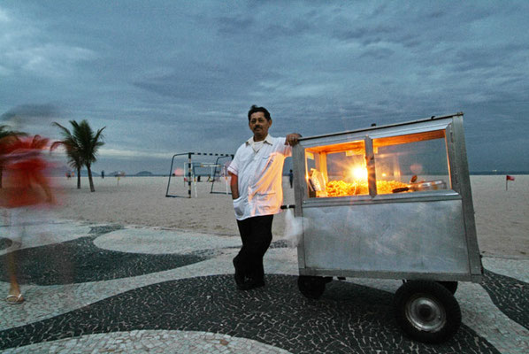 Rio de Janeiro, Typisch für Copacabana: Popcornverkäufer auf der Strandpromenade