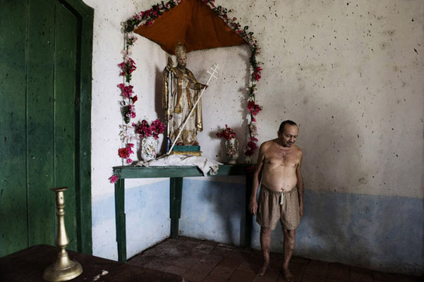 Fordlândia, Bundesstaat Pará, Katholik in seiner hauseigenen Kapelle.