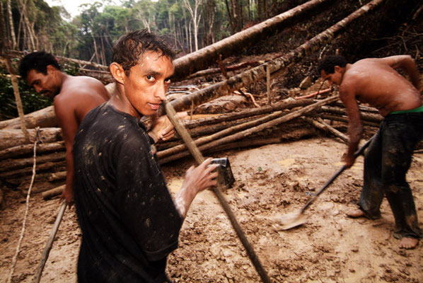 Apuí, Bundesstaat  Pará, Wenn im Amazonasbecken Gold entdeckt wird, verwandelt sich der Regenwald schnell in eine Schlammlandschaft.