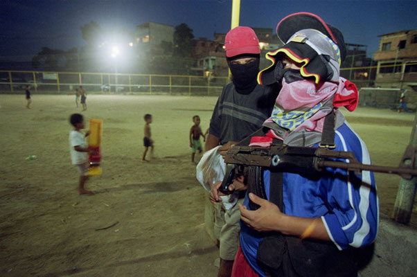 Rio de Janeiro, In den Favelas, den Armenvierteln der Großstädte, gehören die bewaffneten Drogengangs zum Alltag. Aber Fußball wird immer und überall gespielt